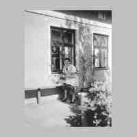 014-0018 Krugdorf. Frieda Weissfuss (Girod) neben dem Wohnhaus .JPG